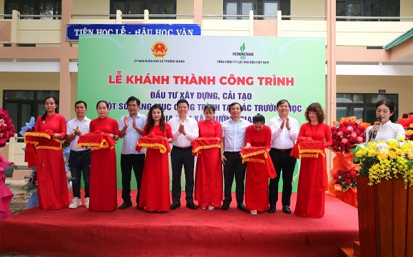 bsr tai tro 5 ty dong tiep suc nha truong va cac em hoc sinh xa truong giang vung buoc nam hoc moi