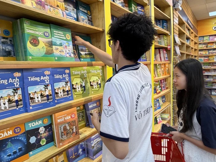 Thủ tướng Chính phủ: huy động tất cả nguồn lực, in ấn, cung ứng đủ sách giáo khoa, báo cáo trước 22/9