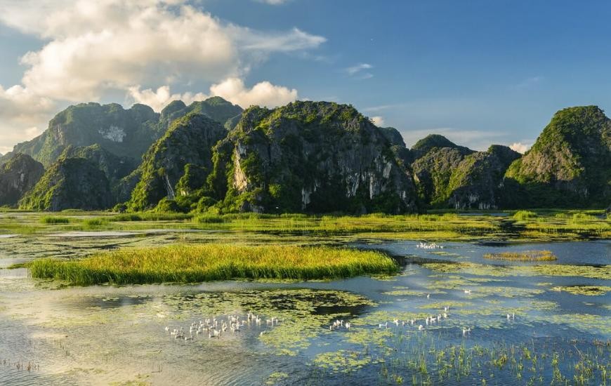 Khu bảo tồn thiên nhiên đất ngập nước Vân Long, với núi đá vôi, mặt nước và hệ sinh thái ngập nước đặc trưng, là một trong những điểm đến tiêu biểu cho định hướng du lịch xanh, bền vững của Ninh Bình.