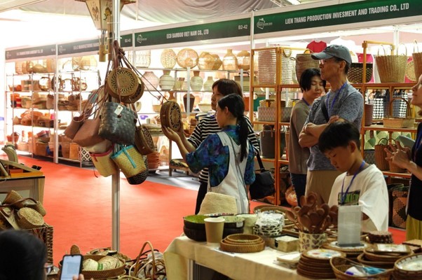 Khách tham quan tìm hiểu các sản phẩm thủ công mỹ nghệ từ mây tre đan tại Hanoi Giftshow 2026. Ảnh: H.A