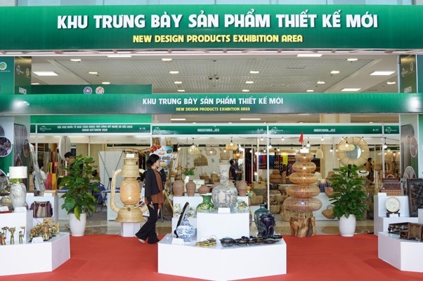 Không gian trưng bày sản phẩm thủ công mỹ nghệ có thiết kế mới năm 2026 giới thiệu các sản phẩm của nghệ nhân, cơ sở sản xuất và doanh nghiệp, cùng những mẫu tham dự Cuộc thi thiết kế mẫu sản phẩm thủ công mỹ nghệ mới sáng tạo năm 2026. Ảnh: H.A