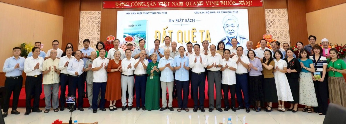 Người trọn vẹn với đất, trọn tình với thơ