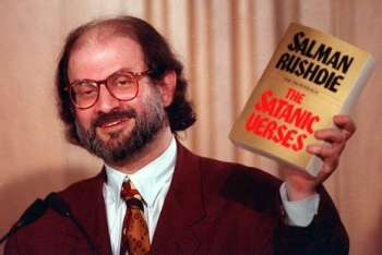 salman rushdie tron tranh nghia la dau hang