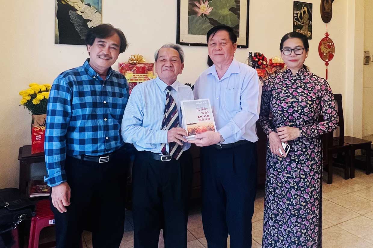 Thượng tướng Nguyễn Trọng Nghĩa – Trưởng ban Tuyên giáo Trung ương chúc tết nhà thơ Hoài Vũ
