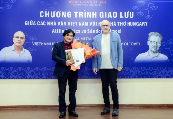 tho phan hoang trong hanh trinh nguoc loi tieu luan cua mai thi lien giang