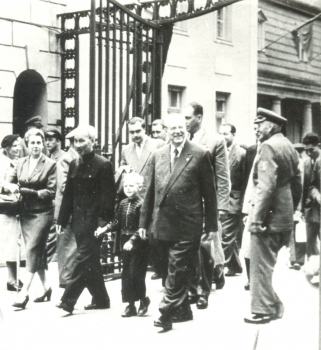 cau chuyen cam dong cua ba phu nhan thu tuong otto grotewohl