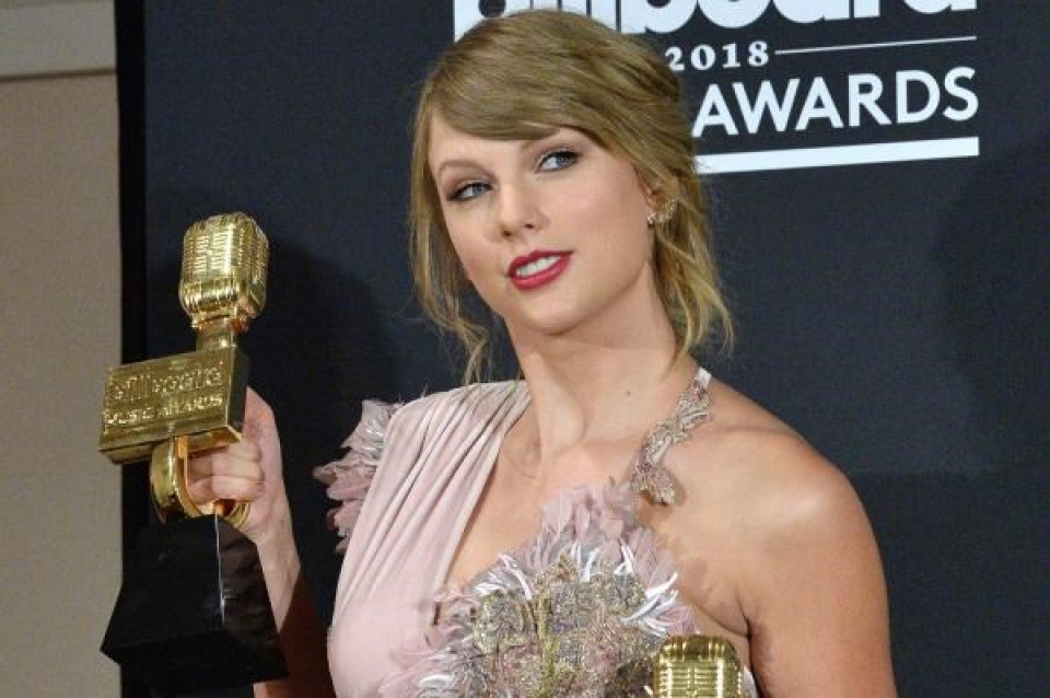 Billboard 2018 đã thuộc về Ed Sheeran và Taylor Swift