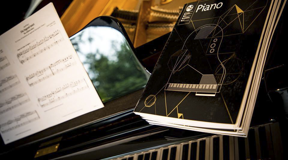 PGS.TS, nhạc sĩ Đỗ Hồng Quân  là thành viên ban giám khảo cuộc thi Quốc tế Rachmaninoff dành cho nghệ sĩ piano, nhà soạn nhạc và nhạc trưởng