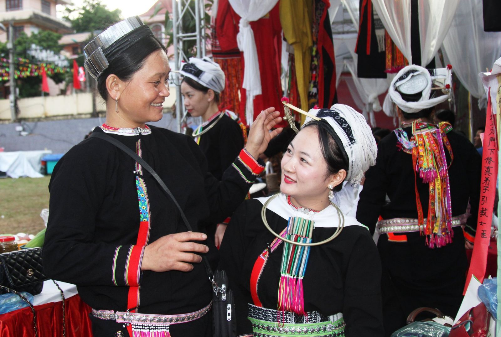 Triển lãm ảnh &quot;Sắc màu các dân tộc Việt Nam&quot;