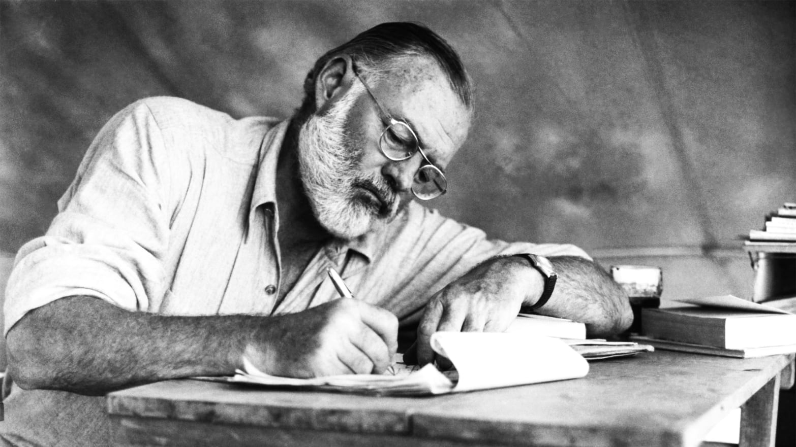 ESNETS HEMINGWAY với Chuông nguyện hồn ai