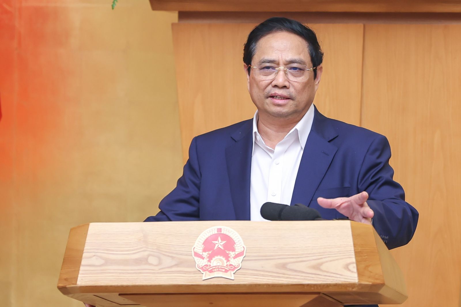 Thủ tướng Chính phủ trả lời chất vấn Đại biểu Quốc hội về chế độ chính sách với cán bộ y tế