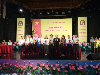 nha van nguyen thi thu hue dac cu chu tich hoi nha van ha noi