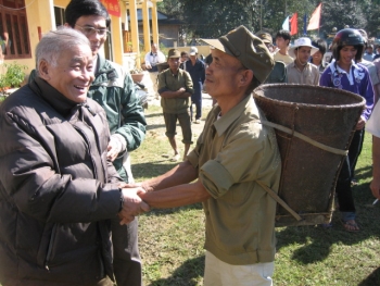 nha van nguyen chi trung voi chien truong quang ngai