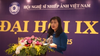 ba tran thi thu dong tro thanh nu chu tich dau tien cua hoi nghe si nhiep anh viet nam
