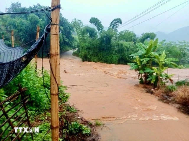 Hoàn lưu áp thấp gây mưa lớn, nguy cơ cao xảy ra lũ quét, sạt lở đất