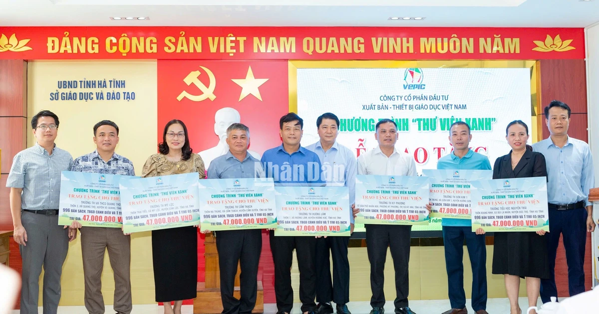 VEPIC trao tặng sách, thiết bị dạy học tại Hà Tĩnh